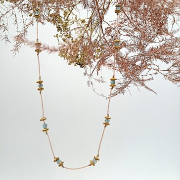 Collier pierres bleues et laiton sur fil rose par Maison Pouic