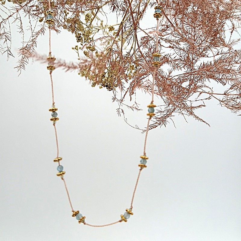 Collier pierres bleues et laiton sur fil rose par Maison Pouic