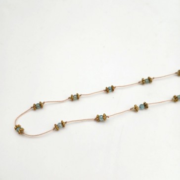 Ras de cou ajustable pierres bleues et laiton sur fil rose pâle par Maison Pouic