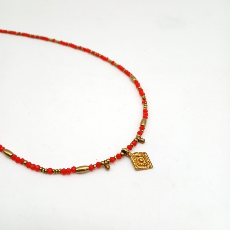 Collier en perles rouges et laiton avec pendentif en forme de losange par Maison Pouic