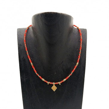 Ras de cou ajustable en perles rouges avec pendentif losange