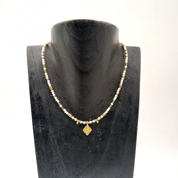 Collier ajustable en perles couleur crème et laiton avec pendentif en forme de losange