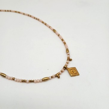 Ras de cou en perles de laiton et perles couleur blanc cassé avec pendentif en forme de losange martelé