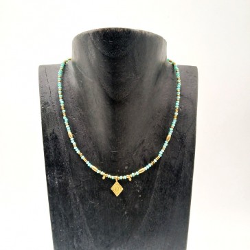 Ras de cou ajustable en perles bleues et laiton avec pendentif en forme de losange par Maison Pouic