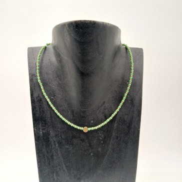 Ras de cou réglable avec perles vertes et en laiton et rond au centre