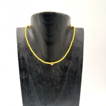 Ras de cou en perles jaunes et laiton avec rond au centre