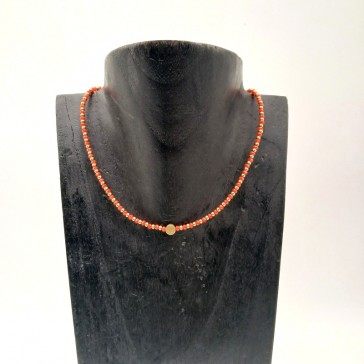 Ras de cou avec perles en laiton et rouges et motif rond au centre