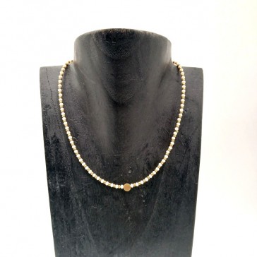 Ras de cou réglable en perles de laiton et beiges avec rond au centre