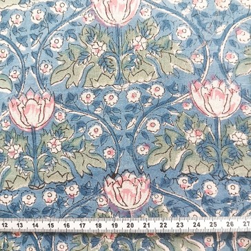 Entrelacs de fleurs roses, feuilles vertes sur fond bleu.