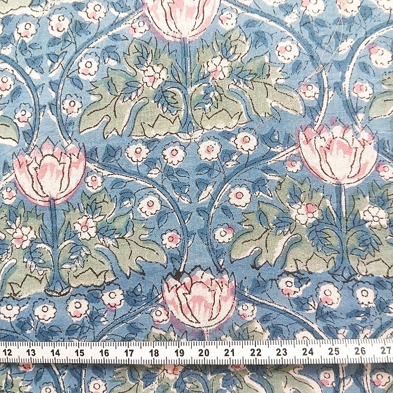 Entrelacs de fleurs roses, feuilles vertes sur fond bleu.