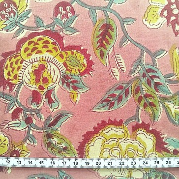 Coton indien fleurs grenat, moutarde et grises sur fond vieux rose.