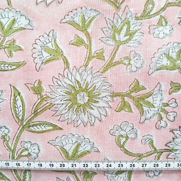 coton indien fleurs et feuilles vertes et blanches sur fond rose pâle.