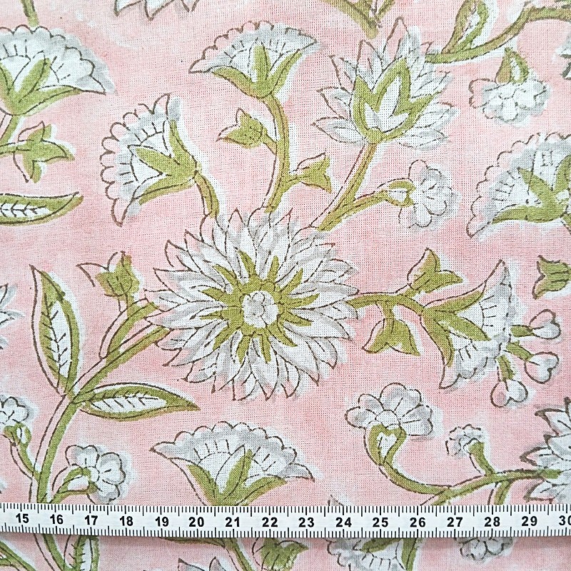 coton indien fleurs et feuilles vertes et blanches sur fond rose pâle.