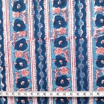 Coton indien bandes verticales motifs floraux marine et rose sur fond bleu ciel.