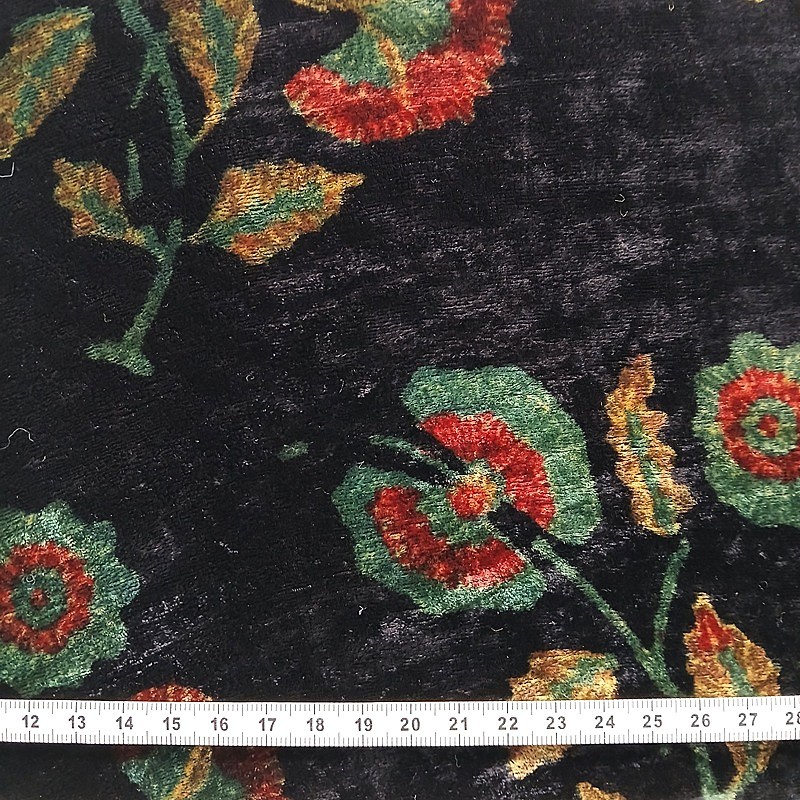 Velours de soie indien à fleurs bleues, camel et bordeaux sur fond noir