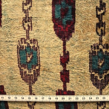 Velours fond doré motifs ethniques bleus et grenat.