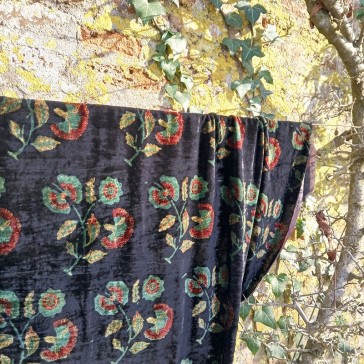 Velours indien à fond noir, fleurs grenat camel et bleues, vendu à la coupe