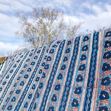 Coton indien à bandes verticales et fleurs roses et bleues.
