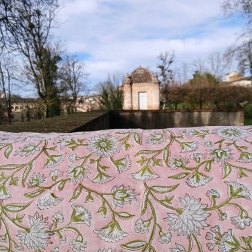 Coton indien fleurs blanches et vertes sur fond rose.