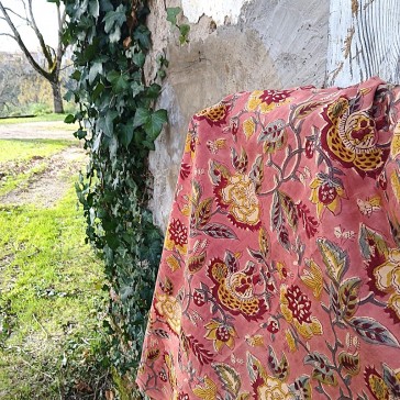 Coton Indien fond vieux rose fleurs grenat, moutarde et grises.