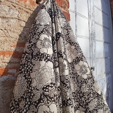 Coton Indien fleurs blanches sur fond noir.