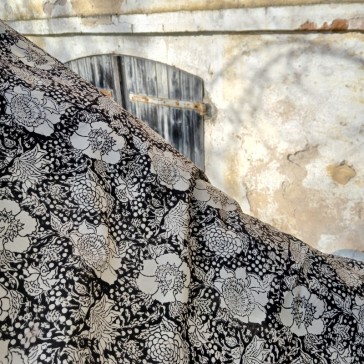 Coton indien fleurs blanches sur fond noir.