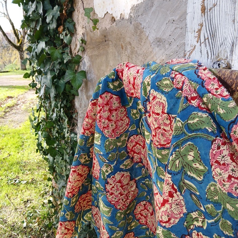 Coton indien hortensias roses sur fond bleu.