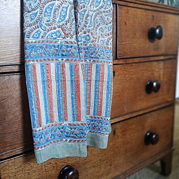 Foulard en coton imprimé au tampon de bois dans les teintes bleue, grise et orange