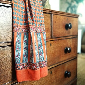 Foulard en coton indien pastilles bleues sur fond orange.