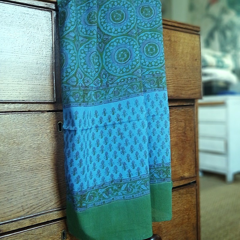 Foulard en coton indien à fleurs bleues stylisées sur fond vert foncé