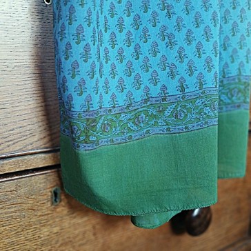 Foulard en coton indien à fond vert foncé et motifs de fleurs stylisées