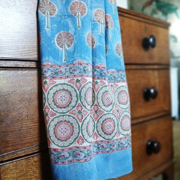 Foulard en coton indien fleurs stylisées orangé et vert sur fond bleu.