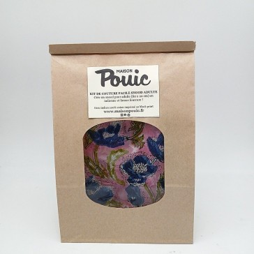 Kit pour réaliser un snood en fausse fourrure écrue et indienne à fleurs bleues sur fond rose par maison Pouic.