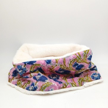 Snood à coudre en fausse fourrure écrue et indienne à fleurs bleues sur fond rose