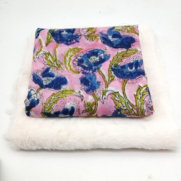 Fausse fourrure écrue et indienne à fleurs bleues sur fond rose pour réaliser un snood.