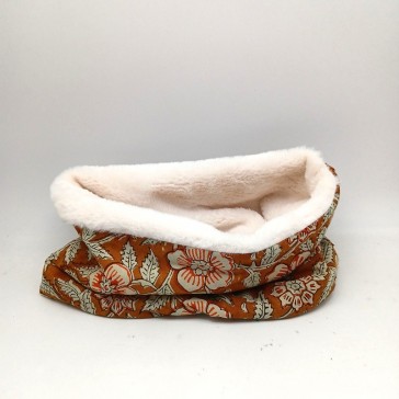 snood dans le kit couture en indienne camel fleurie et fausse fourrure écrue.