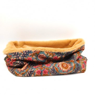 Snood en fausse fourrure camel et indienne fleurie bleue réalisé avec le kit de couture Maison Pouic