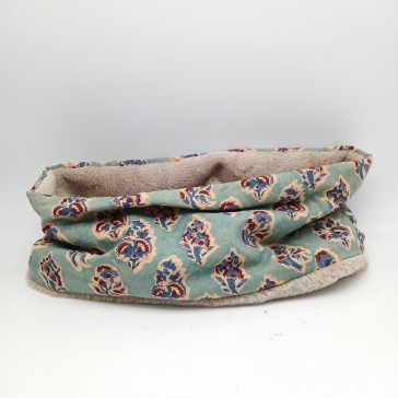 Snood réalisé en fausse fourrure galet et indienne bleu ciel.