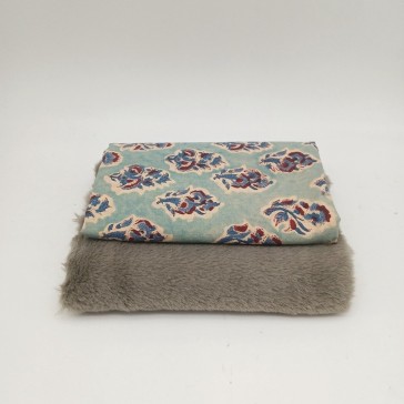 Fausse fourrure galet et indienne bleue motifs petites fleurs.