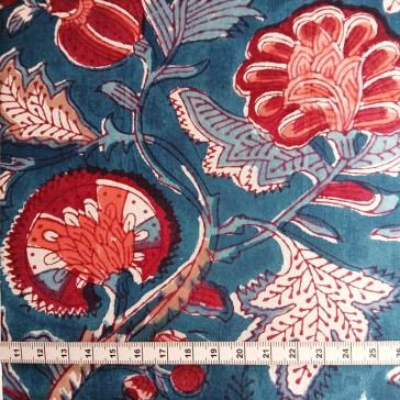 Coton indien à fond bleu et fleurs rouille vendu à la coupe par Maison Pouic