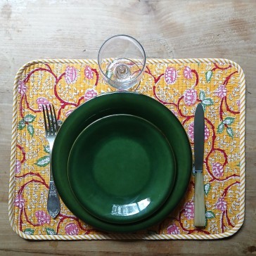Set de table matelassé réversible fleuri sur fond jaune par Maison Pouic.