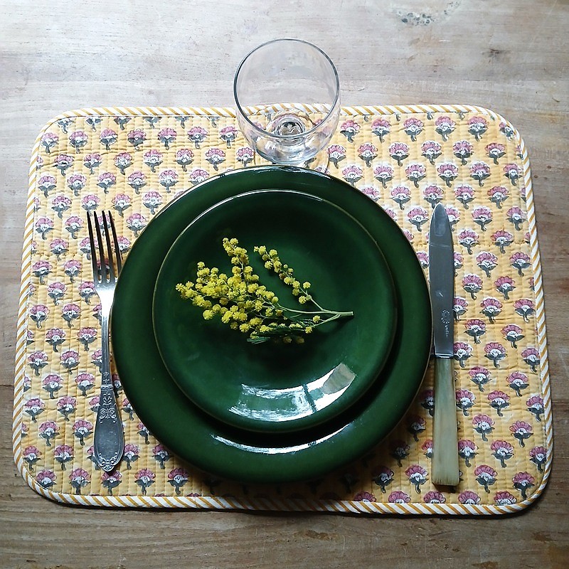 Set de table matelassé et réversible fleuri jaune.