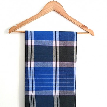 Lungi à carreaux bleus par Maison Pouic.