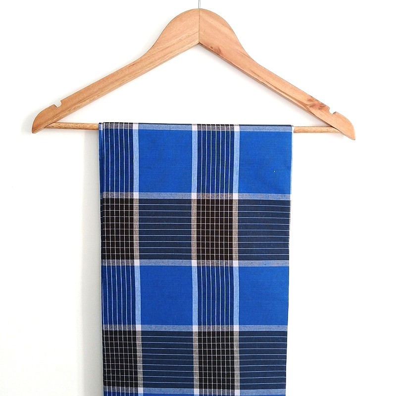 Lungi à carreaux bleus et marron par Maison Pouic.