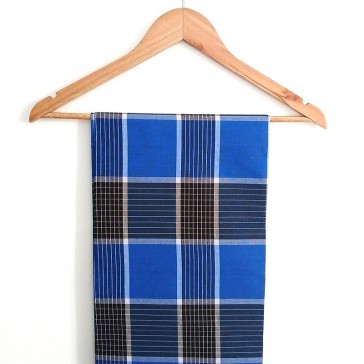 Lungi à carreaux bleus et marron par Maison Pouic.