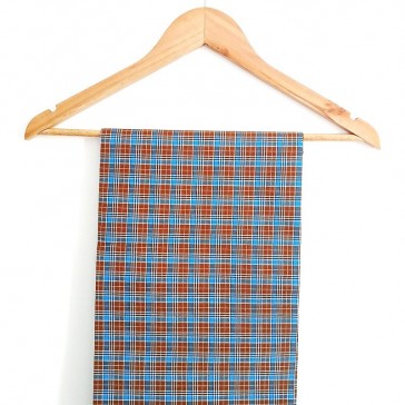 Lungi à petits carreaux bleus et marron.