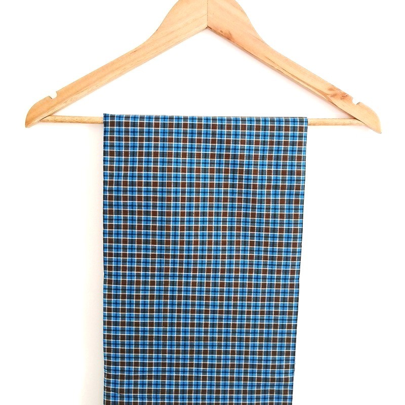 Lungi à petits carreaux bleus et marron par Maison Pouic