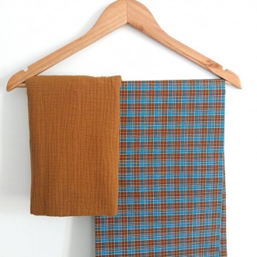 Lungi à petits carreaux bleus et marron et gaze de coton havane.