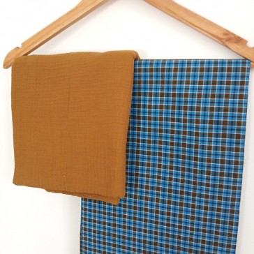 Lungi à petits carreaux bleus et marron et gaze de coton havane assortie par Maison Pouic