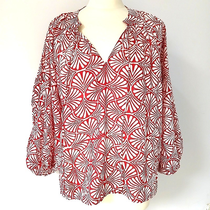 Blouse en coton indien à motifs de palmes blanches sur fond rouge avec manches trois quarts